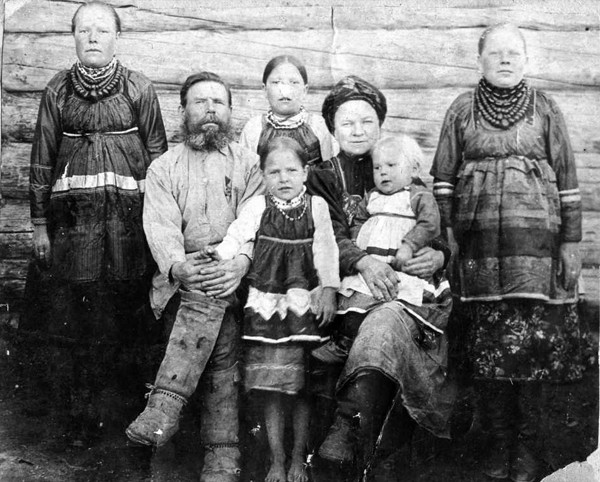 Una famiglia dei vecchi credenti russi Baikal Una famiglia dei vecchi credenti russi