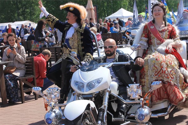 Lo spettacolo dell'apertura della festa