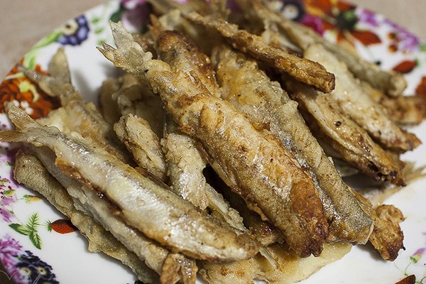 un piatto dello sperlano fritto