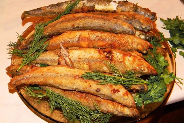 lo sperlano fritto con cetrioli salati 