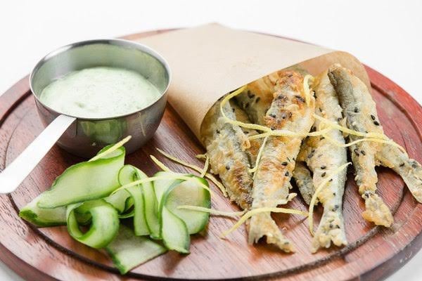 lo sperlano fritto con cetriolo fresco e salsa classica tar-tar
