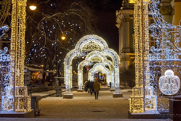 Saltykovskiy skver con gli archi illuminosi Capodanno San Pietroburgo Saltykovskiy skver con gli archi illuminosi Capodanno San Pietroburgo