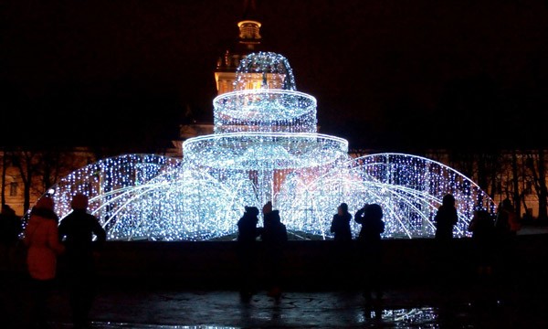 La fontana invernale a Giardino Alexandrovsky San Pietroburgo La fontana invernale a Giardino Alexandrovsky San Pietroburgo