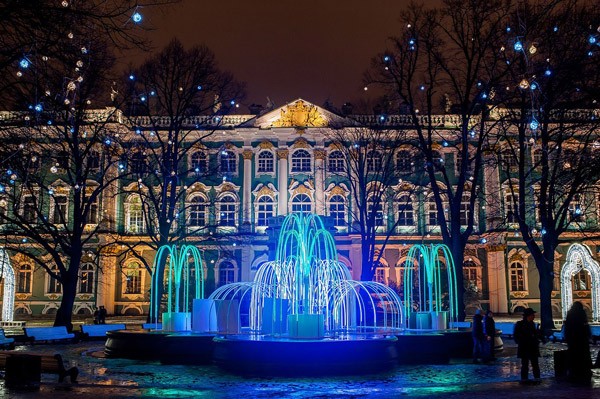 La fontana di Saltykovskiy skver san Pietroburgo La fontana invernale di Saltykovskiy skver