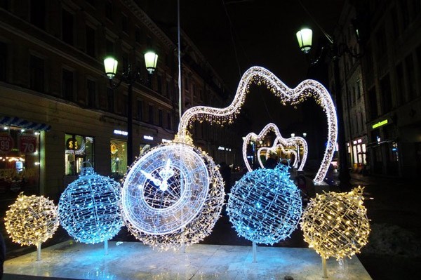 Via Malaya Sadovaya Capodanno San Pietroburgo L'orologio e gli archi sulla via Malaya Sadovaya