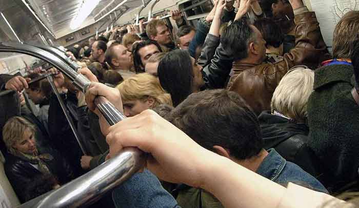 Vagoni affollati metro San Pietroburgo Vagoni affollati metro San Pietroburgo